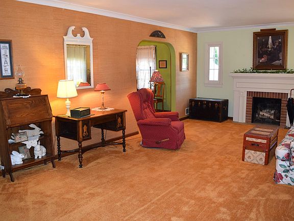4th image of 1036 S Elm Ave