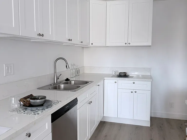 8512 Balboa Blvd #11 — Photo 3