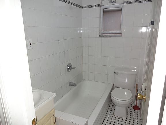 4th image of 2756 27th St APT 2R