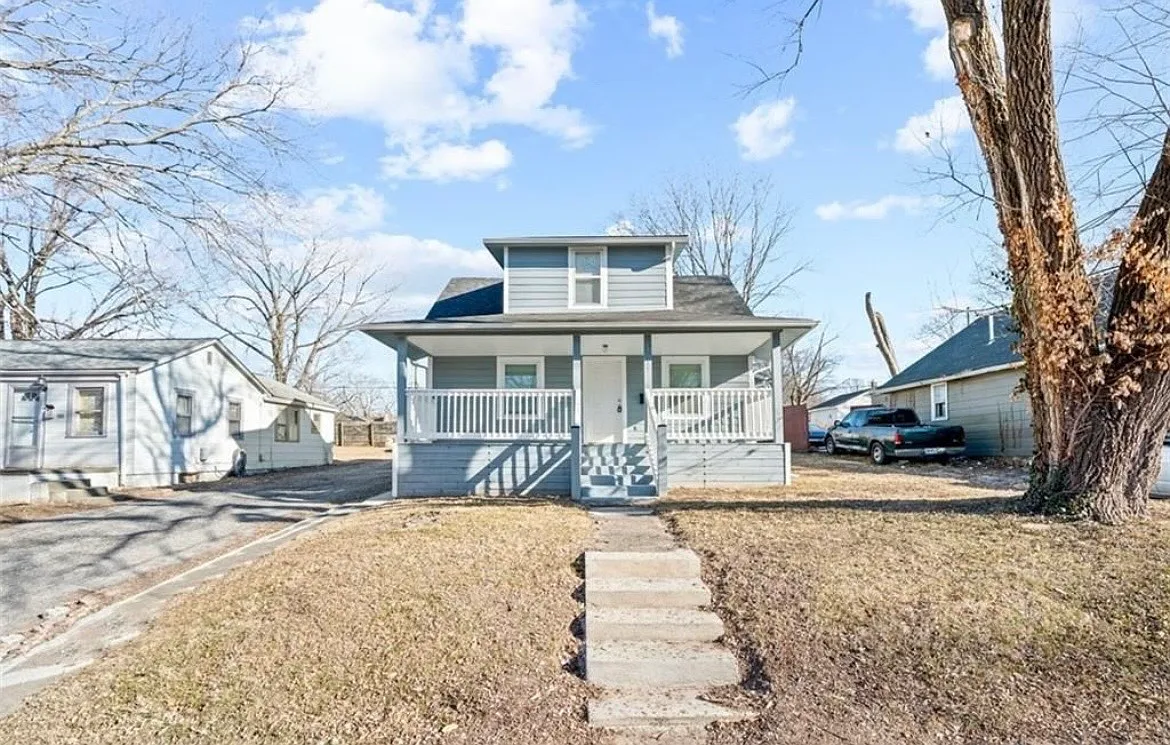 3 bed, 1.5 bath, 1104 sqft, $1,500 — Photo 1