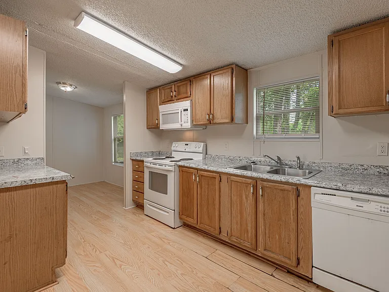 1323 Avenue E — Photo 5