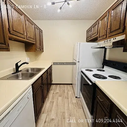 Discover comfortable living in this 1-bedroom, 1-bathroom condo at 6801 Camden Lane #8, Groves, TX. — Photo 4
