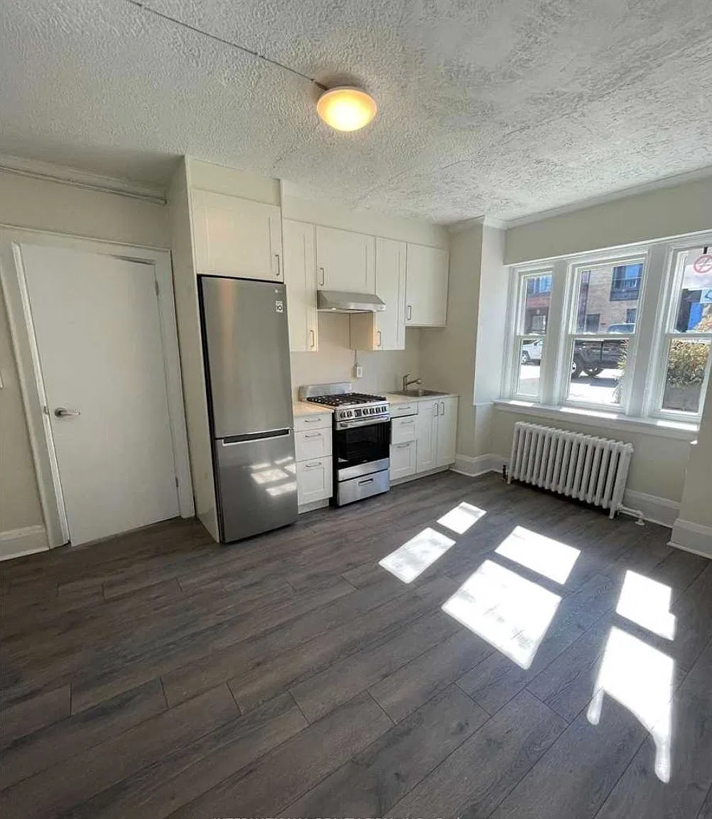 1094 College St — Photo 3