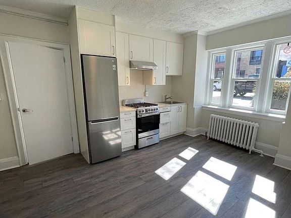 2nd image of 1094 College St #1
