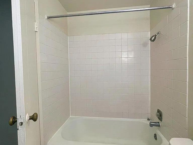 427 4th St SE #105 — Photo 10