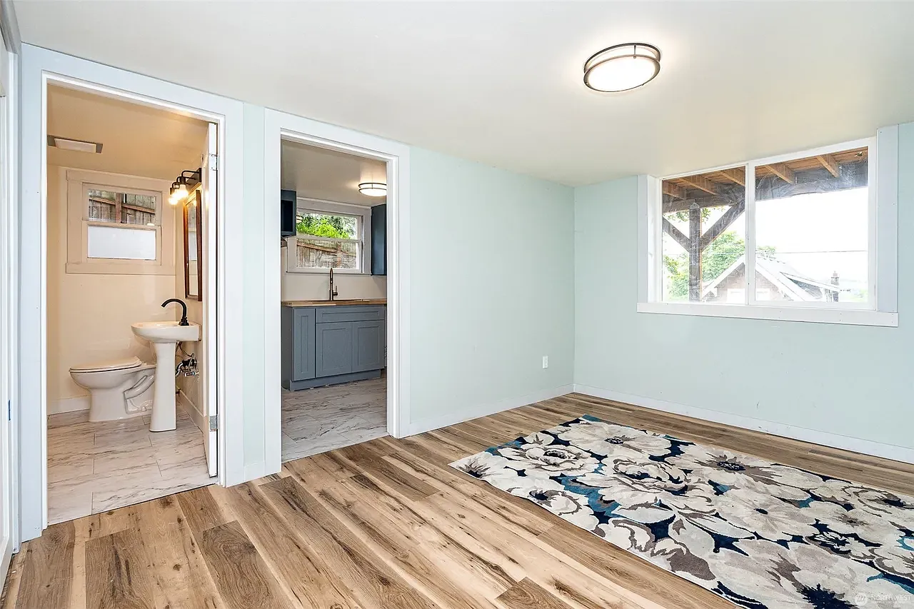 219 NE Washington Ave — Photo 4