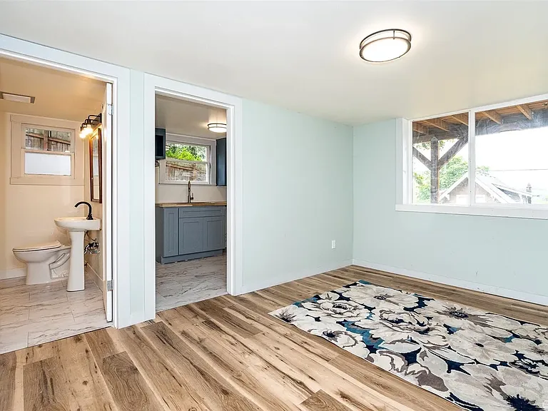 219 NE Washington Ave #3 — Photo 4