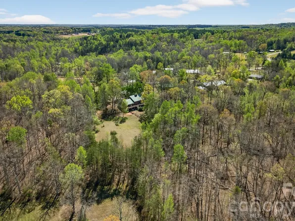 405 Loop Rd, Campobello, SC 29322