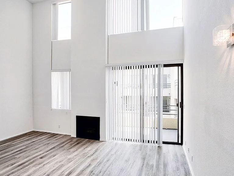 1837 Whitley — Photo 11