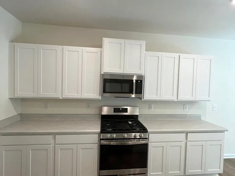 2725 Aubrey St — Photo 7