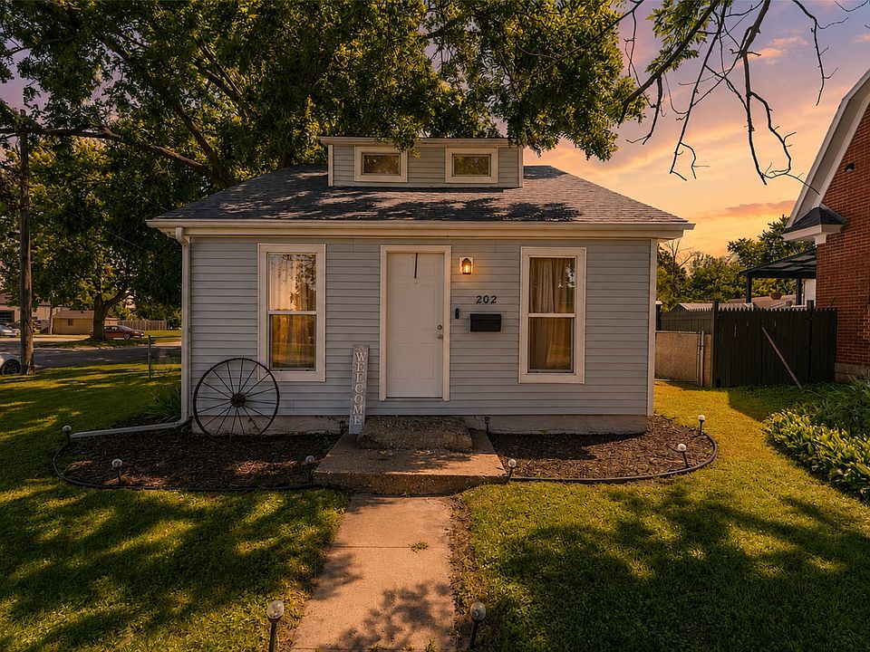 1st image of 202 S Walnut Ave