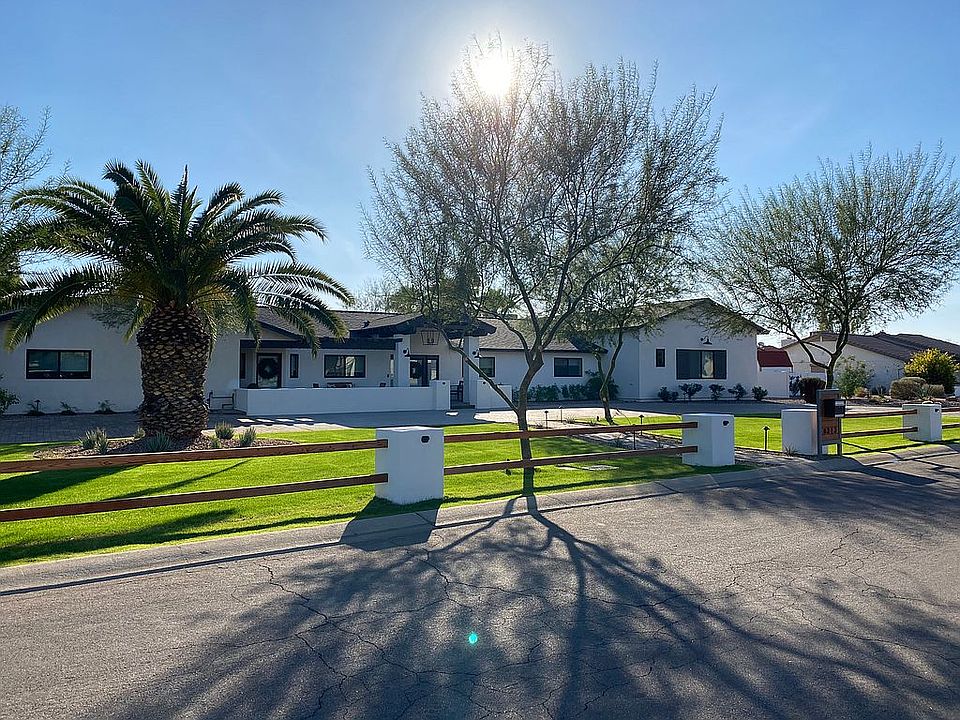 Enclosed front patio w fence