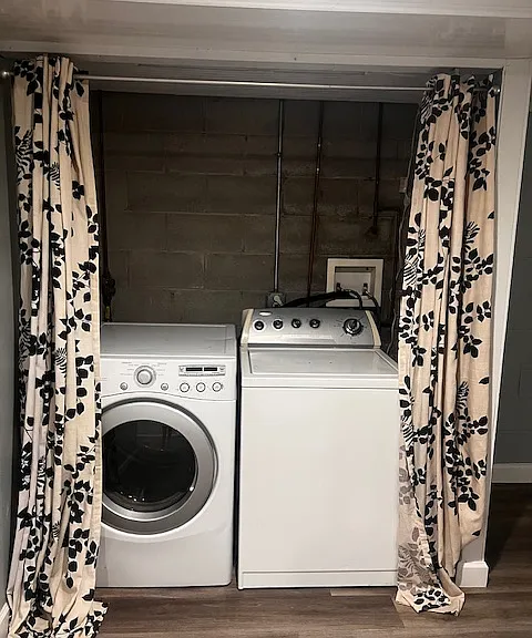 Washer/dryer in utility alcove
