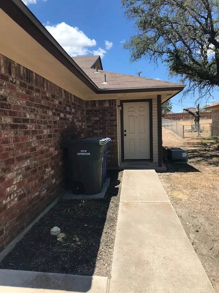 2 bed, 1.5 bath, 870 sqft, $1,149 — Photo 1