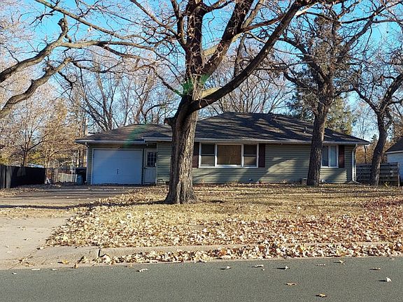 3rd image of 727 Oakwood Dr