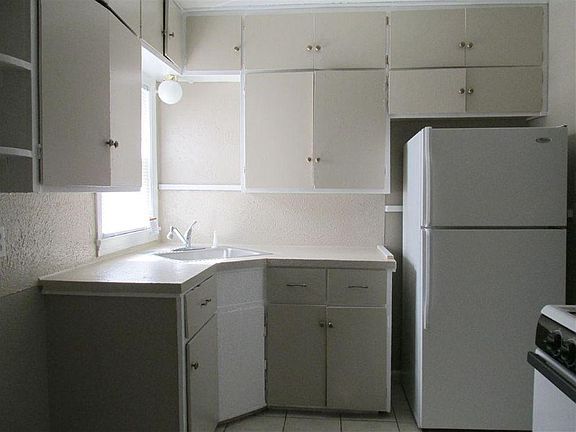 4th image of 307 S Burdick St