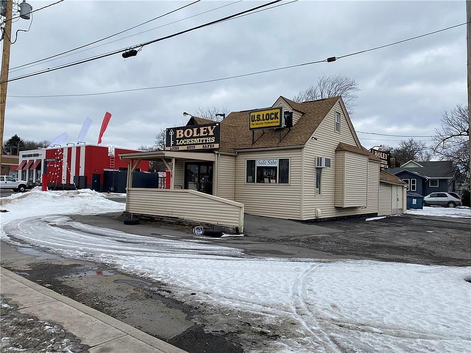 2nd image of 2218 Lyell Ave