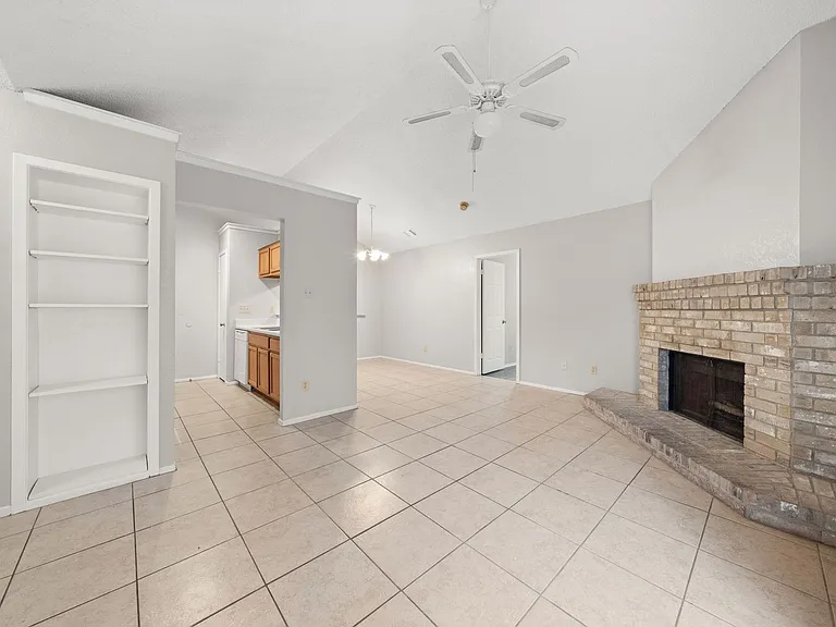411 Greenlawn Blvd — Photo 4