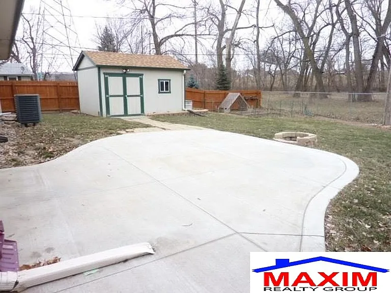 10909 Leavenworth St — Photo 17