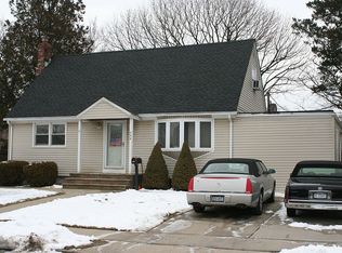 255 Hillcrest Dr, Seaford, NY 11783