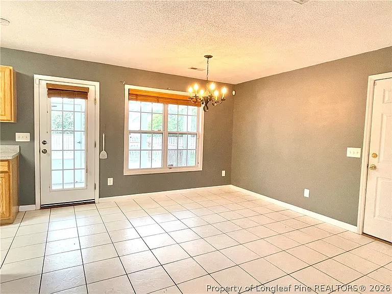 82 Essex Ct W — Photo 6