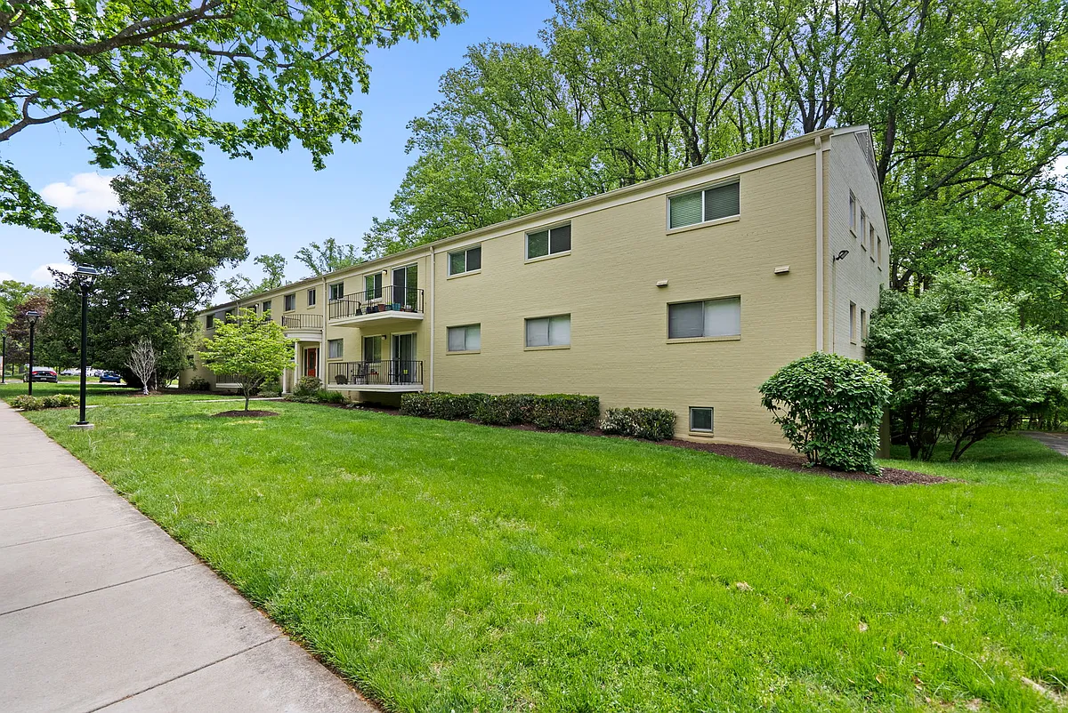 Building Photo - 10643 Weymouth St #103