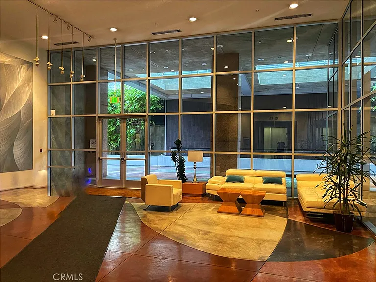 801 S Grand Ave — Photo 7