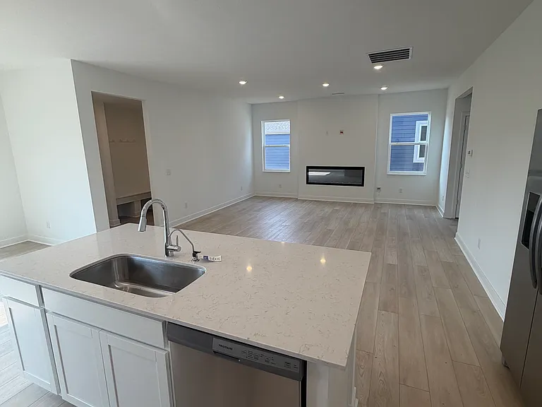425 Eisenhower St — Photo 2