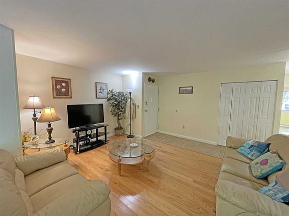 3rd image of 33 Scarborough Ln
