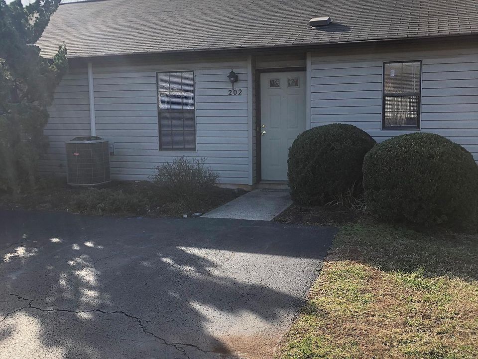 1st image of 200 Palomino Ln