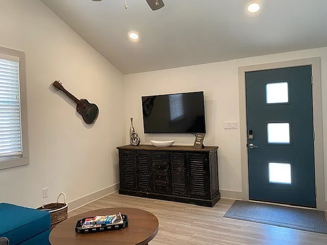 2 bed, 1.0 bath, 691 sqft, $1,700 — Photo 2