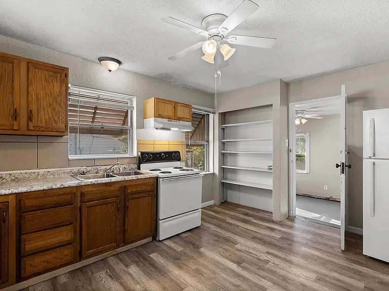323 Ames Pl — Photo 11