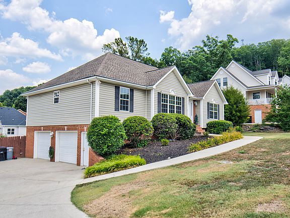 3rd image of 335 Blue Heron Dr