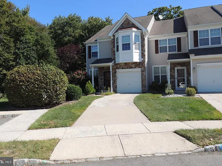 121 Chancellor Dr — Photo 3