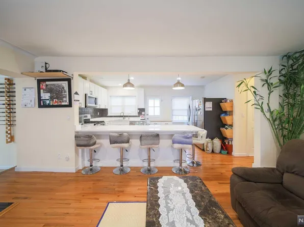 558 Broad Ave, Leonia, NJ 07605