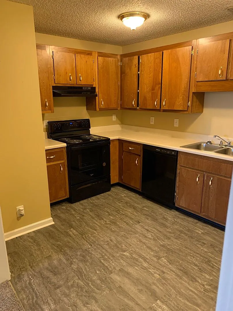 421 Alma Ln — Photo 3