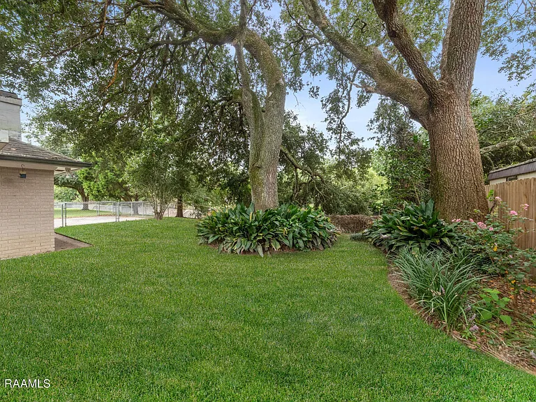 218 Debby Dr — Photo 33