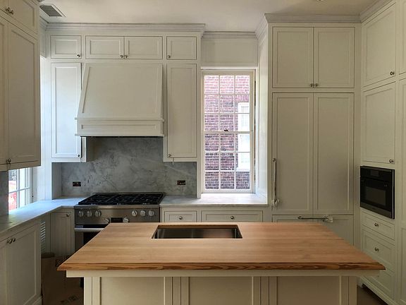 Kitchen kooking east