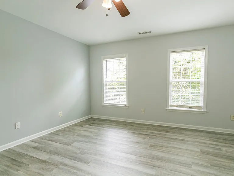 301 Danbury Ct — Photo 10