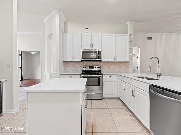 2nd image of 436 W SILVERTHORN Lane