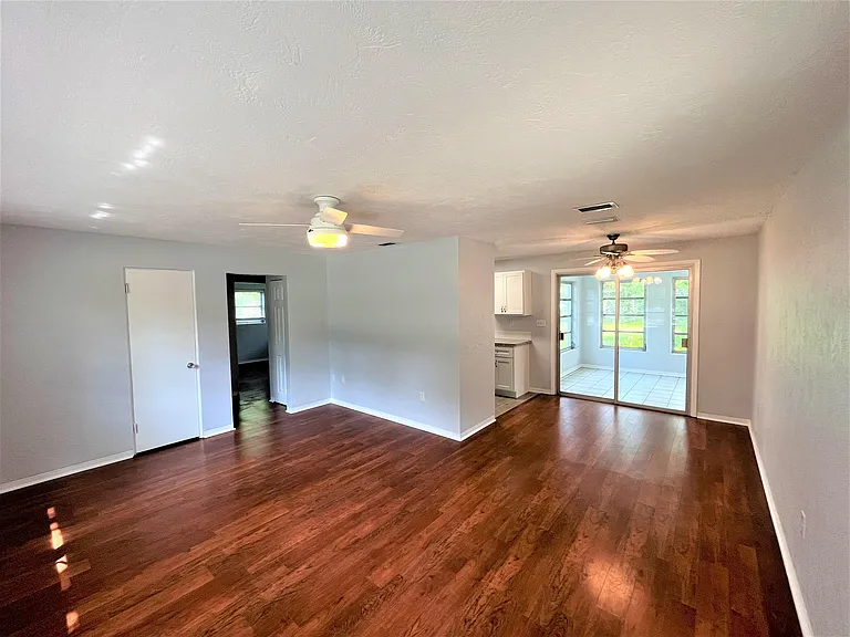 305 Trudgeon Dr — Photo 2