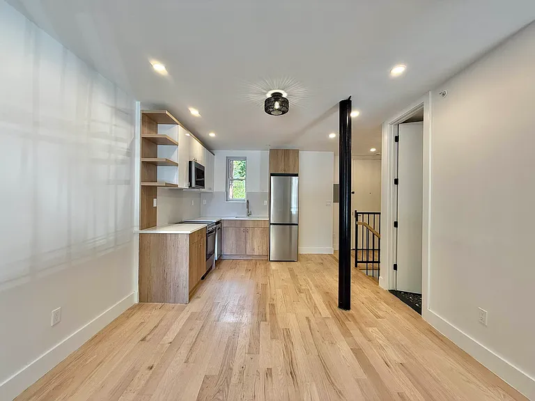 376 Montgomery St #1A — Photo 3