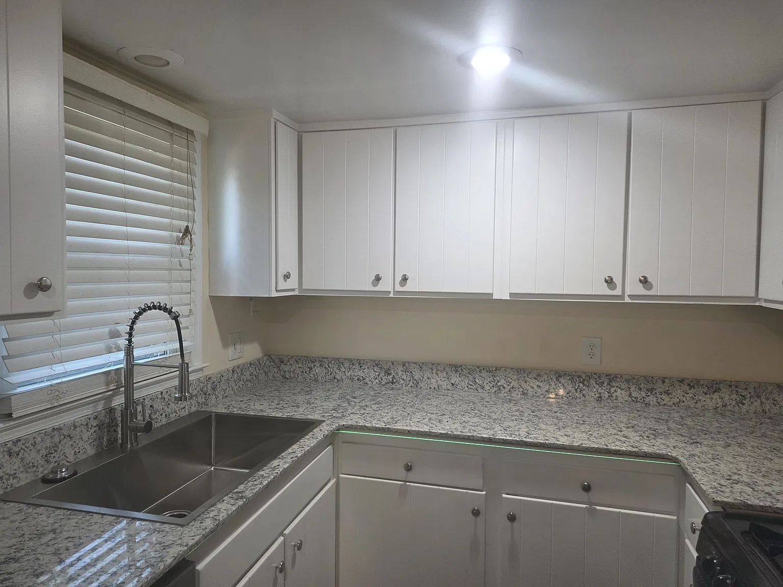 3484 Sutherland Dr — Photo 3