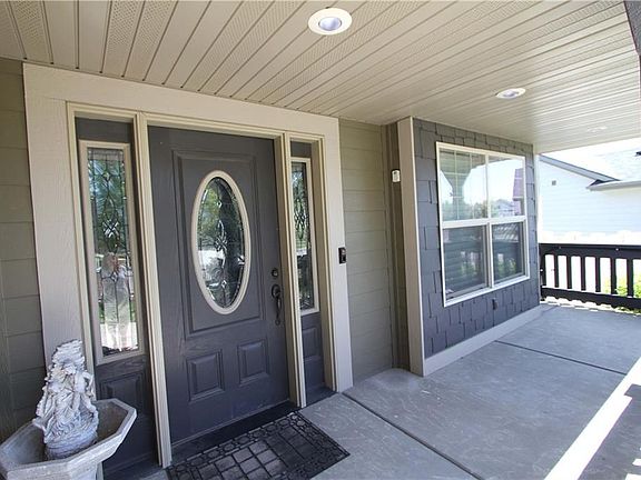 2nd image of 1789 Chandelier Cir