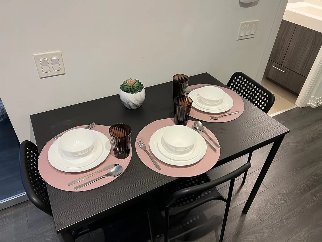 Deluxe Room - Jarvis St & Dundas St E — Photo 4