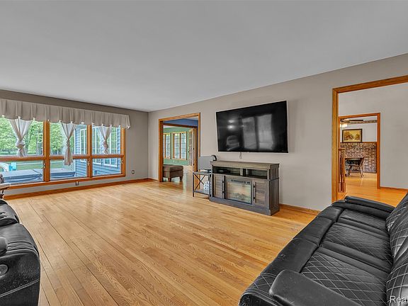 5th image of 1345 Ives Rd