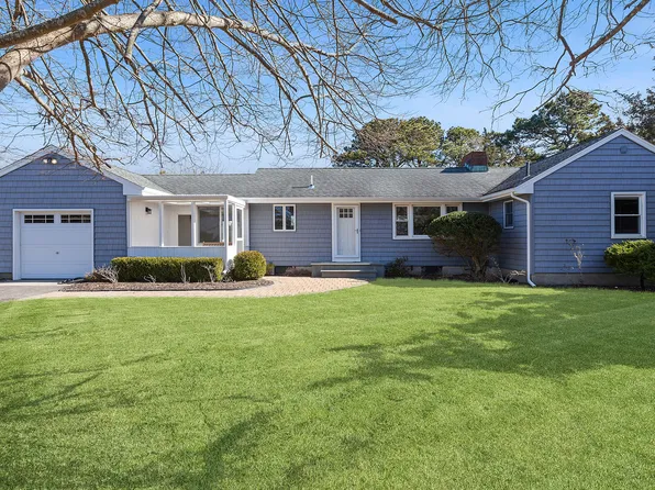 25 Hampton Harbor Rd, Hampton Bays, NY 11946