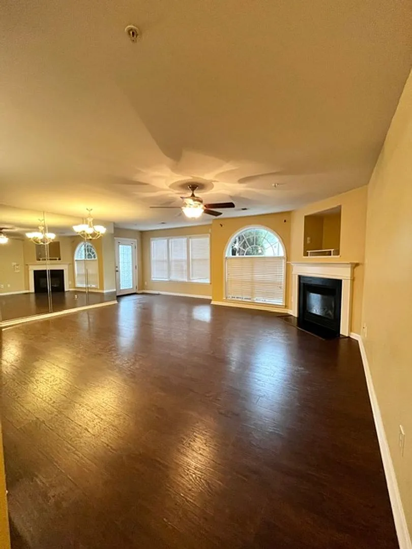 Updated 2br/2ba Condo Immediate Occupancy! Professionally Managed By Select Real Estate Group, Inc. — Photo 1
