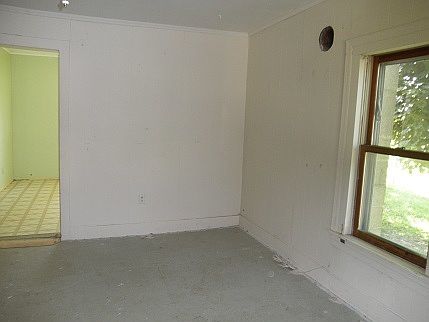 4th image of 225 Chapman St