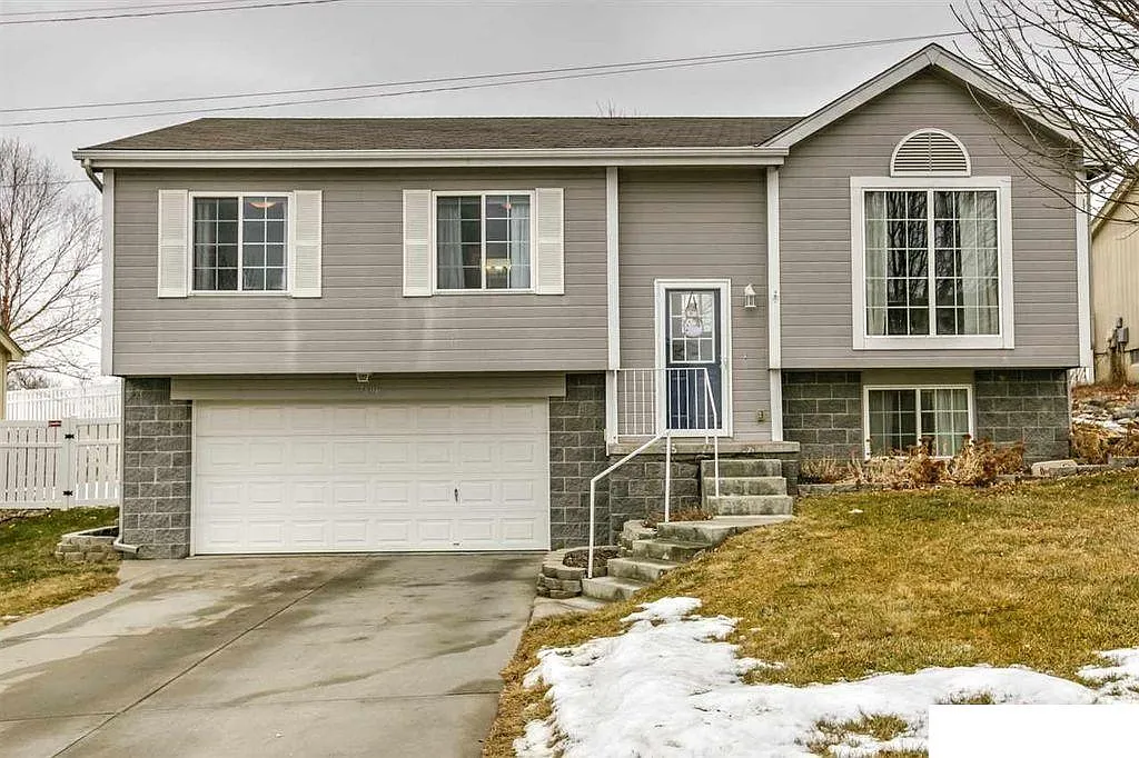 3 bed, 1390 sqft, $2,100 — Photo 1